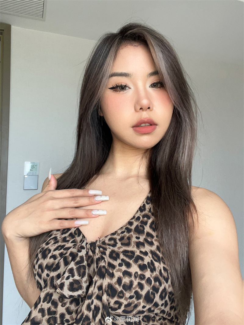黑闰润是干嘛的，她的微密里面有什么
