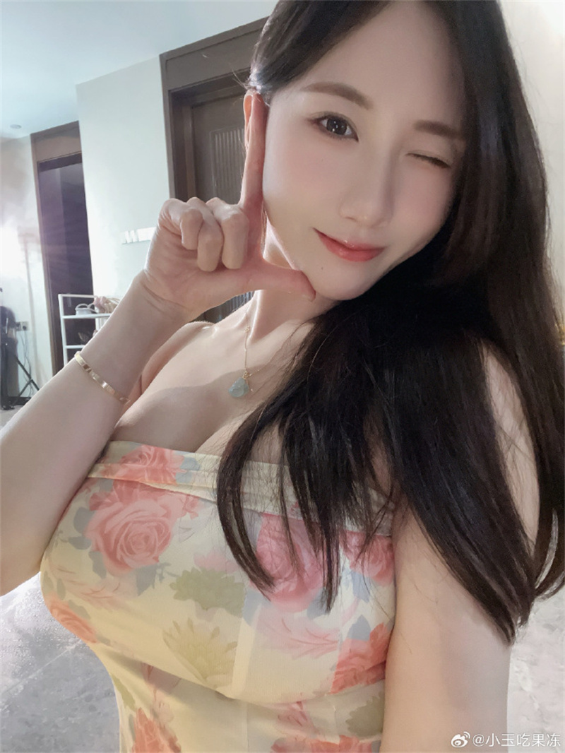 小玉吃果冻微密图片合集分享，她的早期图片有什么魔力