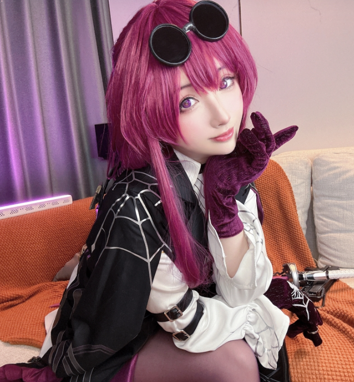 rioko凉凉子妩媚诠释《卡芙卡妈妈》!火辣杀手引爆视觉盛宴!插图1 rioko凉凉子妩媚诠释《卡芙卡妈妈》!火辣杀手引爆视觉盛宴!