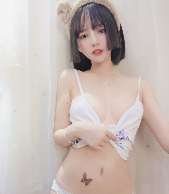 【白色吊带】过期米线线喵的最新力作,甜美可爱的魅力尽显!喵~插图1 【白色吊带】过期米线线喵的最新力作,甜美可爱的魅力尽显!喵~