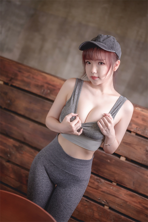 雪晴astra:点燃运动热情的阳光少女!体验红色《运动元素》系列插图1 雪晴astra:点燃运动热情的阳光少女!体验红色《运动元素》系列