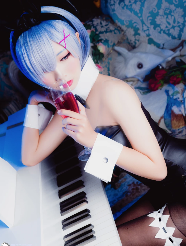 面饼仙儿《兔女郎》:神秘魅力展现,引人入胜插图3 面饼仙儿《兔女郎》:神秘魅力展现,引人入胜