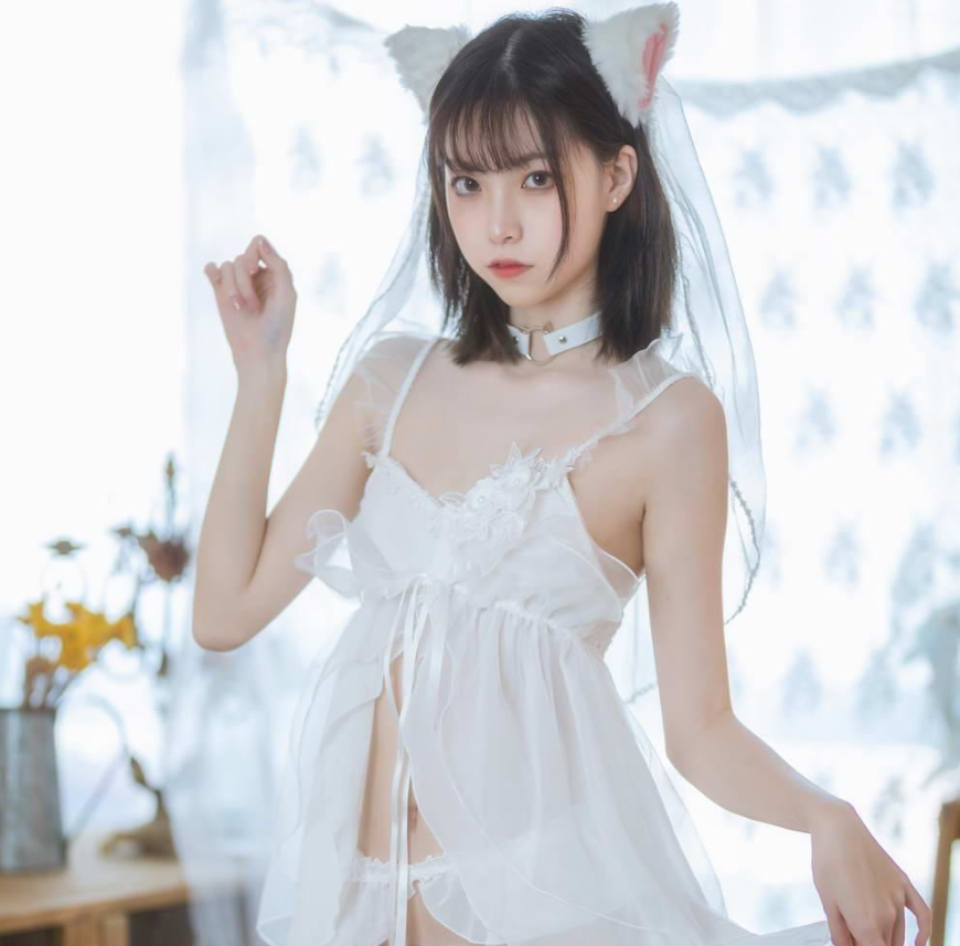 许岚lan白色连衣裙:《少女白色裙》尽显魅力诱惑！