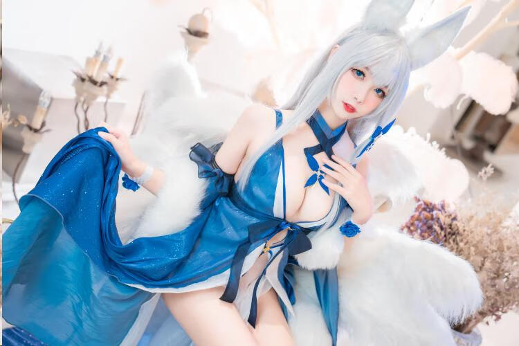 Momoko葵葵小姐姐cos《碧蓝航线》信浓礼服，白狐狸耳耳朵太可爱啦！