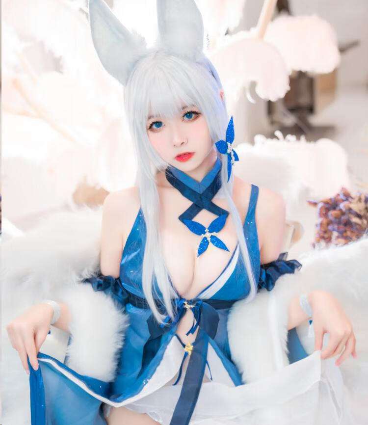Momoko葵葵小姐姐cos《碧蓝航线》信浓礼服，白狐狸耳耳朵太可爱啦！