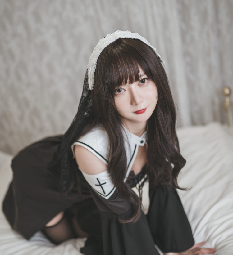 萌萌哒的51酱小姐姐cos《修女》，你准备好被治愈了吗