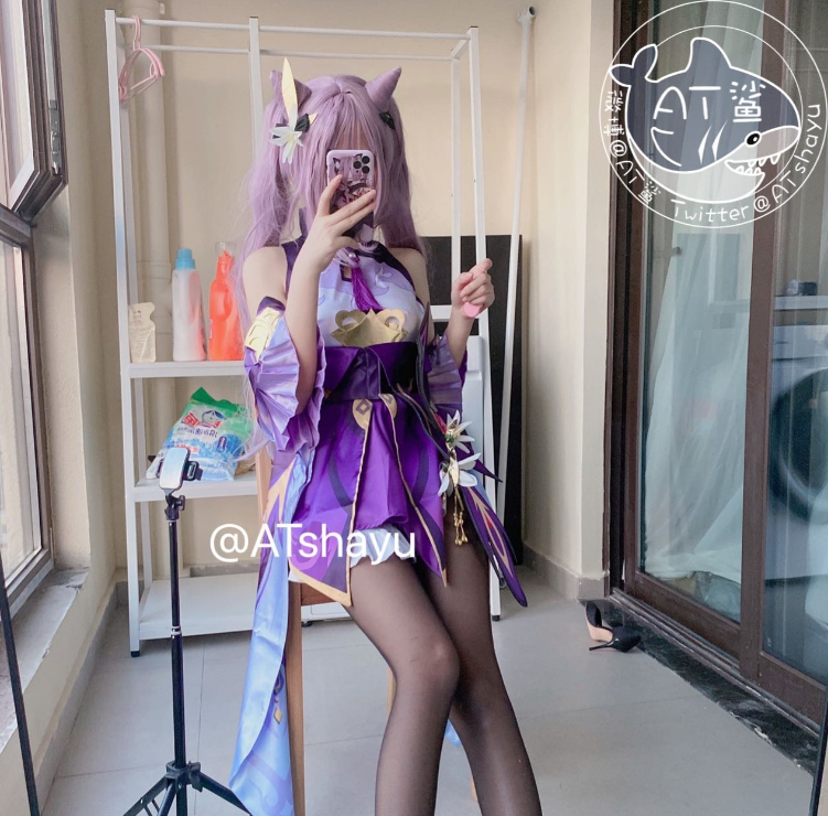AT鲨小姐姐cos《刻晴》太可爱啦！在自家阳台上的造型让人心动不已！