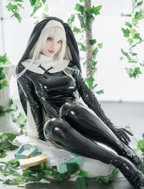Cien恩恩小姐姐的《歌住樱子》cosplay，修女服+大枪，酷炫又迷人！
