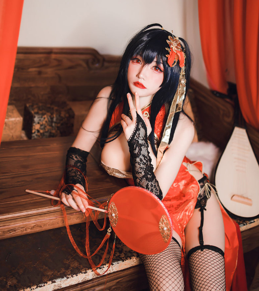 coser衣衣小姐姐带你领略《碧蓝航线 大凤旗袍》的东方韵味！