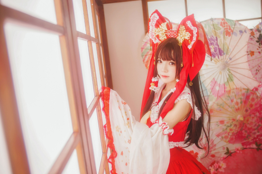 疯猫ss《灵梦》:活力四溢的博丽巫女角色扮演!插图2 疯猫ss《灵梦》:活力四溢的博丽巫女角色扮演!