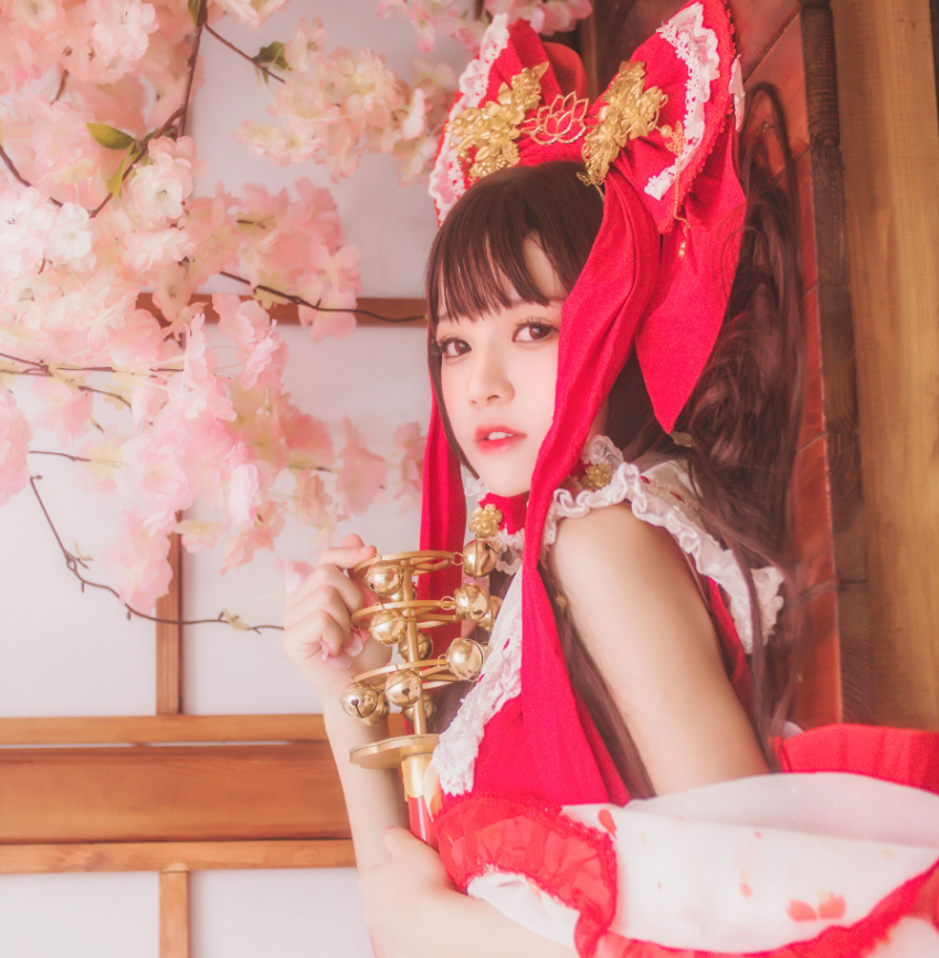 疯猫ss《灵梦》:活力四溢的博丽巫女角色扮演!插图3 疯猫ss《灵梦》:活力四溢的博丽巫女角色扮演!