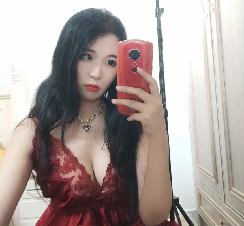 自拍达人轩萧学姐,《酒红色睡衣》自然美勾勒出别样韵味!