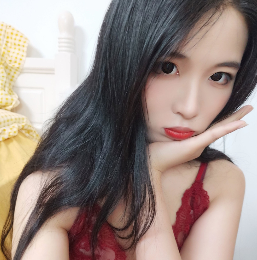 自拍达人轩萧学姐,《酒红色睡衣》自然美勾勒出别样韵味!