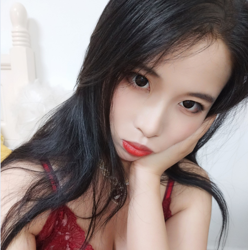 自拍达人轩萧学姐,《酒红色睡衣》自然美勾勒出别样韵味!