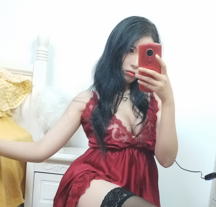 自拍达人轩萧学姐,《酒红色睡衣》自然美勾勒出别样韵味!