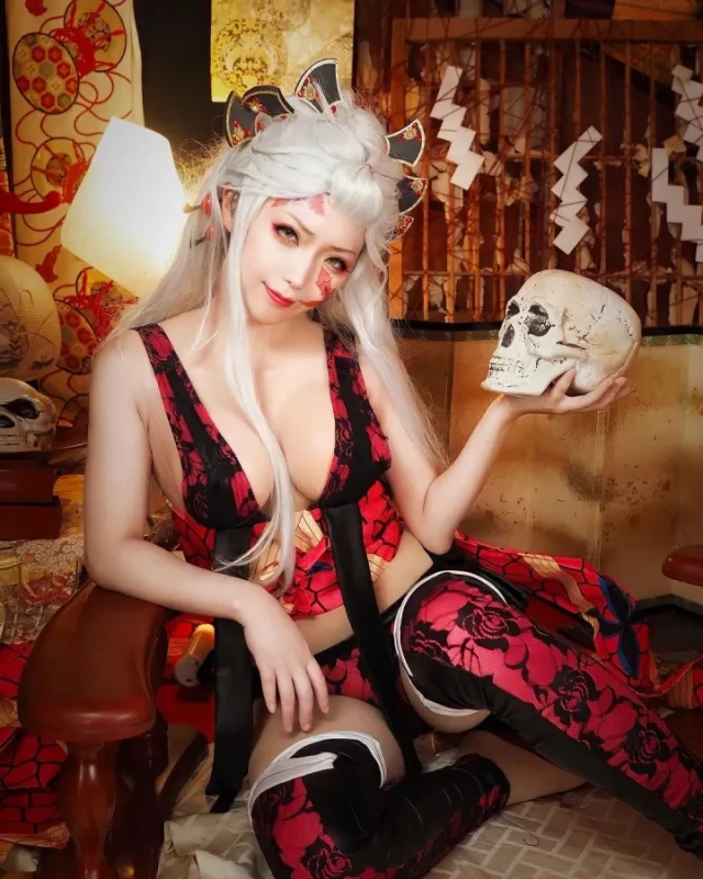 《鬼灭之刃》cosplay：女 coser 变身恶魔 Thuong Luc Daki