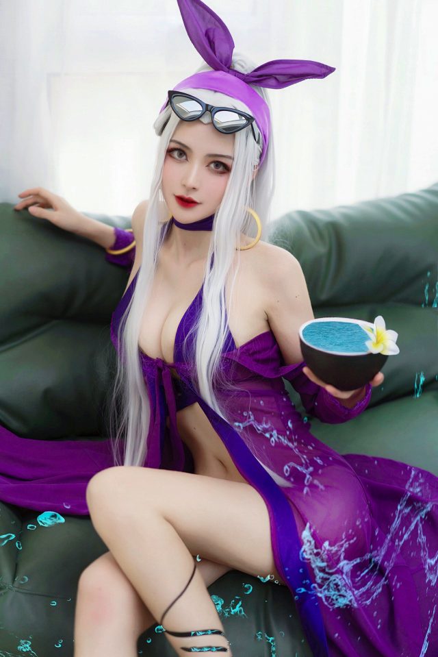 Coser草莓焦糖_在《英雄联盟》中展示了黑暗女王辛德拉的美丽