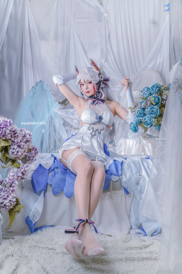女 coser 在《碧蓝航线》 COS 欧根亲王,婀罗多姿俘获男人心 女 coser 在《碧蓝航线》 COS 欧根亲王,婀罗多姿俘获男人心