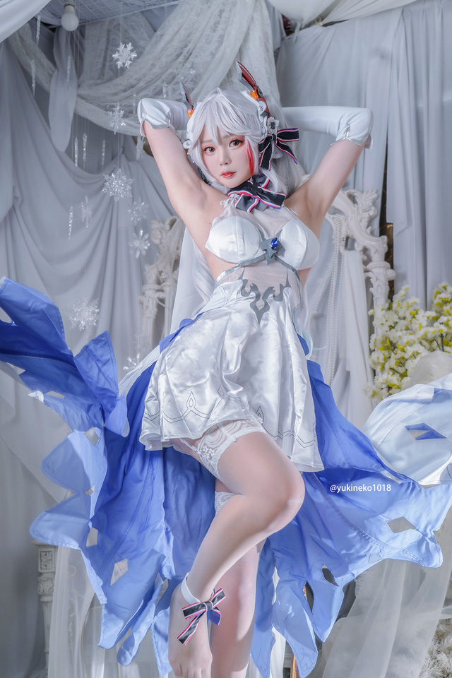 女 coser 在《碧蓝航线》 COS 欧根亲王,婀罗多姿俘获男人心 女 coser 在《碧蓝航线》 COS 欧根亲王,婀罗多姿俘获男人心
