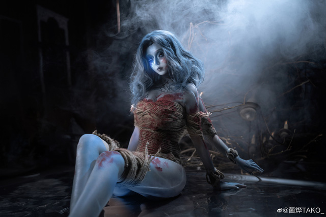 菌烨TAKO_在《Elden Ring》中 COS “月亮公主”,妖异且性感 菌烨TAKO_在《Elden Ring》中 COS “月亮公主”,妖异且性感