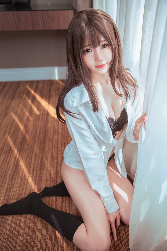 coser@Sally Dorasnow 变身性感“waifu”，令人难以移开视线