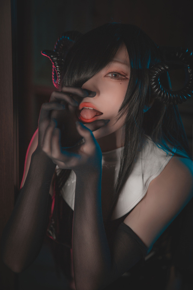 起司块wii cos 作品 | 起司块wii 化身性感的“魅魔修女”