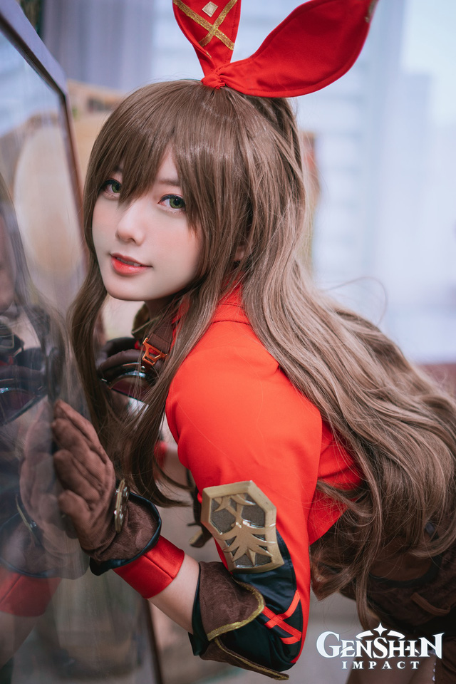 coser@Messie Huang在《原神》中变身Amber，拥有令人窒息的灵魂