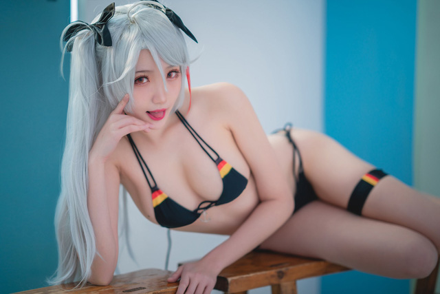 瓜希酱 cos “比基尼版”欧根亲王 | 碧蓝航线@瓜希酱 cos 作品
