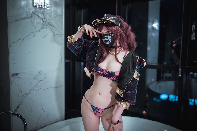 韩国女coser@BamBi在《英雄联盟》中cos“离群之刺”阿卡丽