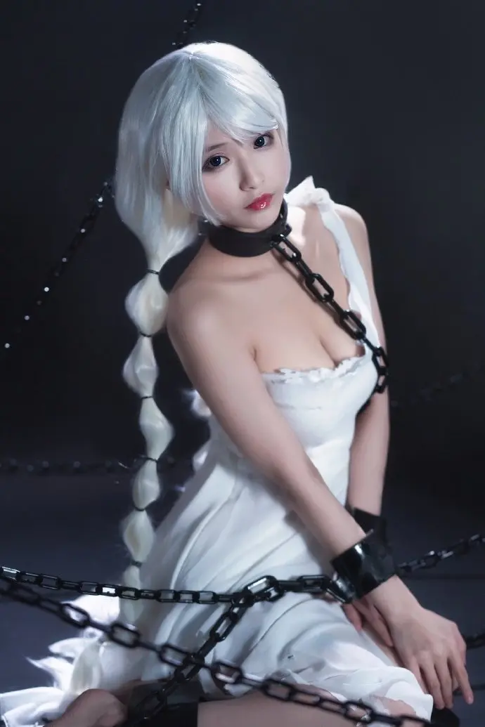 铁板烧鬼舞W cos | 铁板烧鬼舞W在《碧蓝航线》cos“女囚版”阿芙乐尔