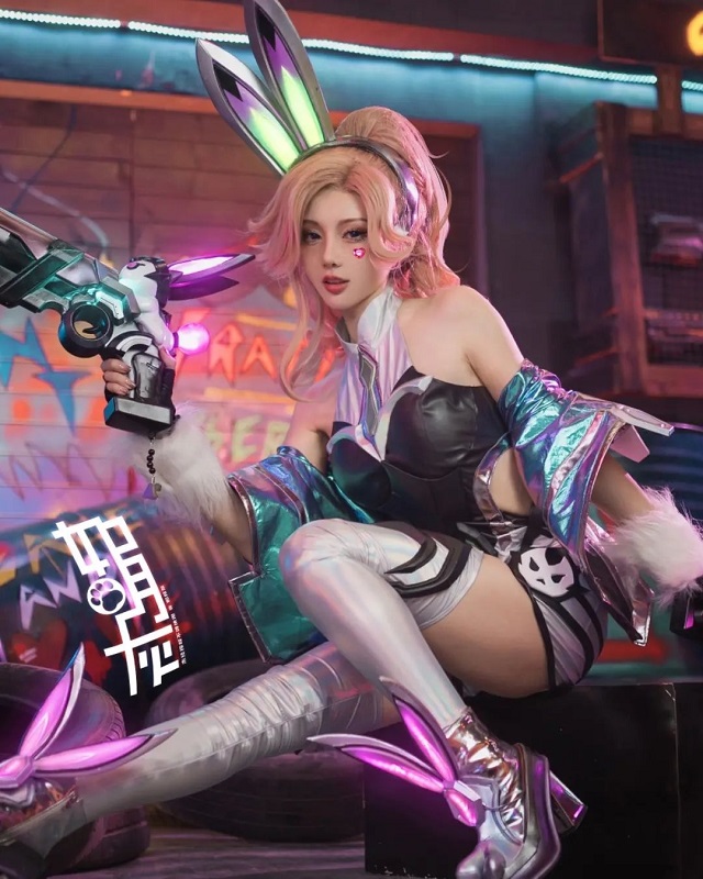 如月灰在《英雄联盟》cos“兔指挥官”厄运小姐 [如月灰cos作品]