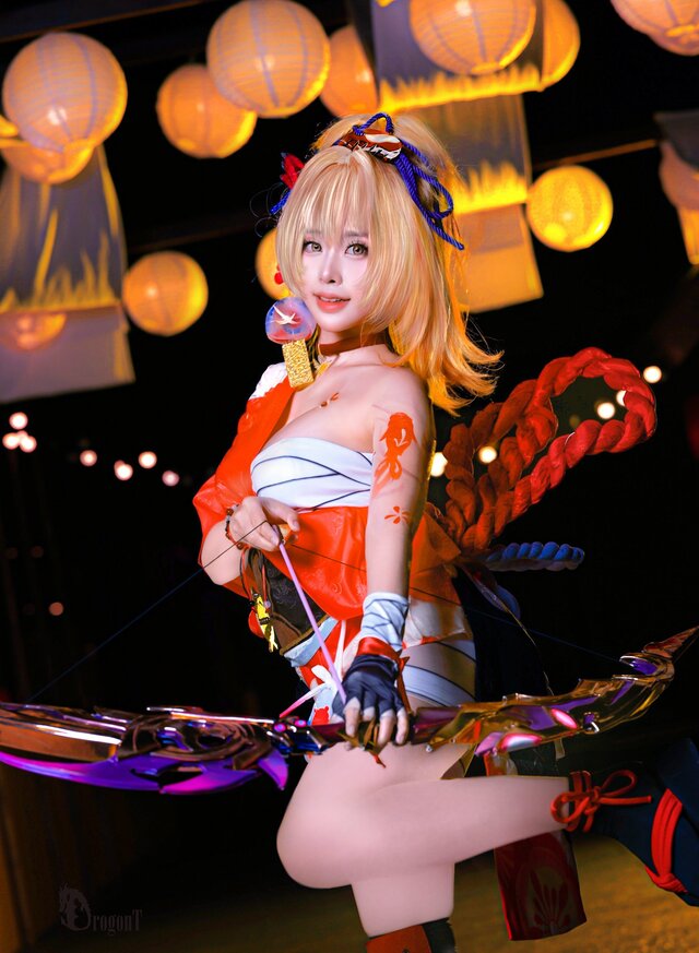 coser@WifeKirei在《原神》cos多莉，过于性感而受批评