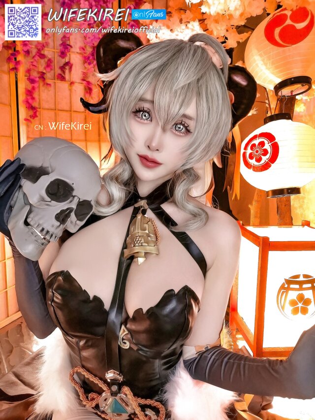 coser@WifeKirei在《原神》cos多莉，过于性感而受批评
