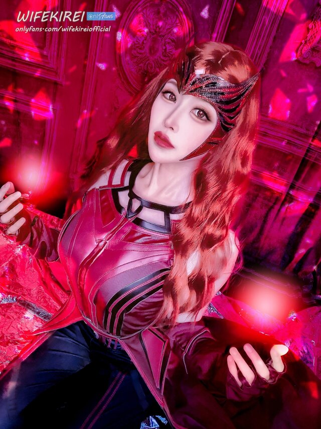 coser@WifeKirei在《原神》cos多莉，过于性感而受批评