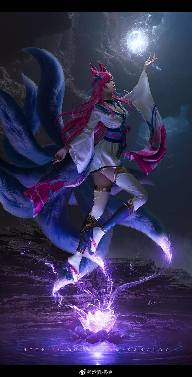 coser@沧霁桔梗在《英雄联盟》化身“灵魂莲华”阿狸