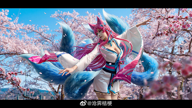 coser@沧霁桔梗在《英雄联盟》化身“灵魂莲华”阿狸