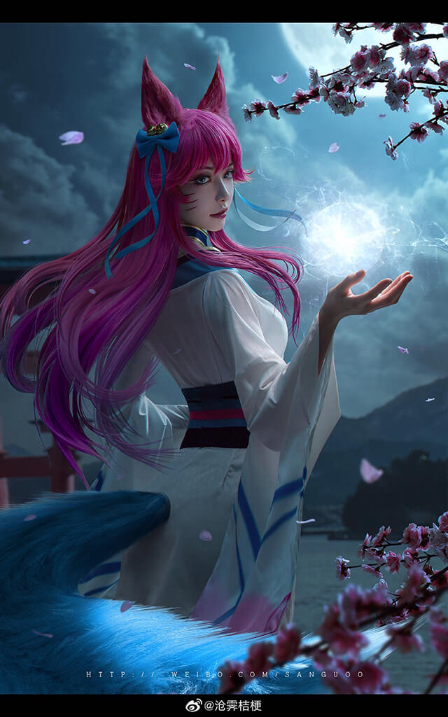 coser@沧霁桔梗在《英雄联盟》化身“灵魂莲华”阿狸