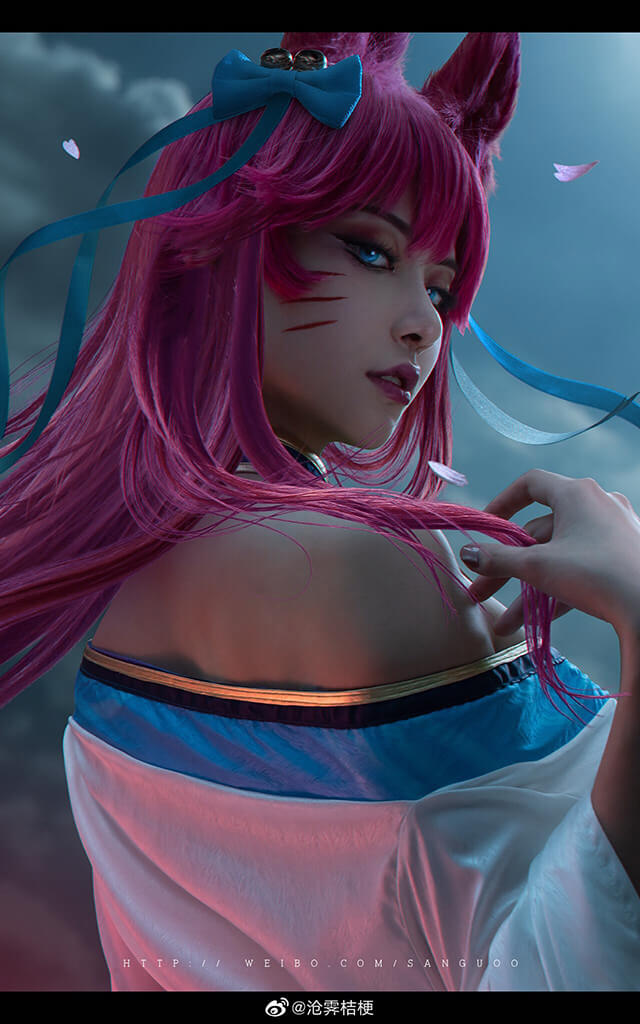 coser@沧霁桔梗在《英雄联盟》化身“灵魂莲华”阿狸