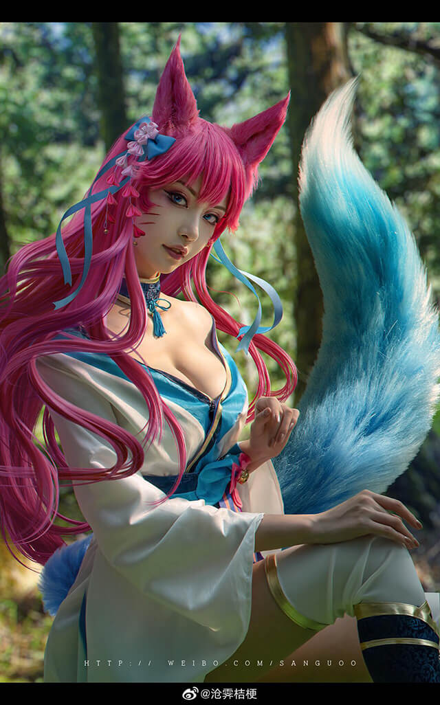 coser@沧霁桔梗在《英雄联盟》化身“灵魂莲华”阿狸