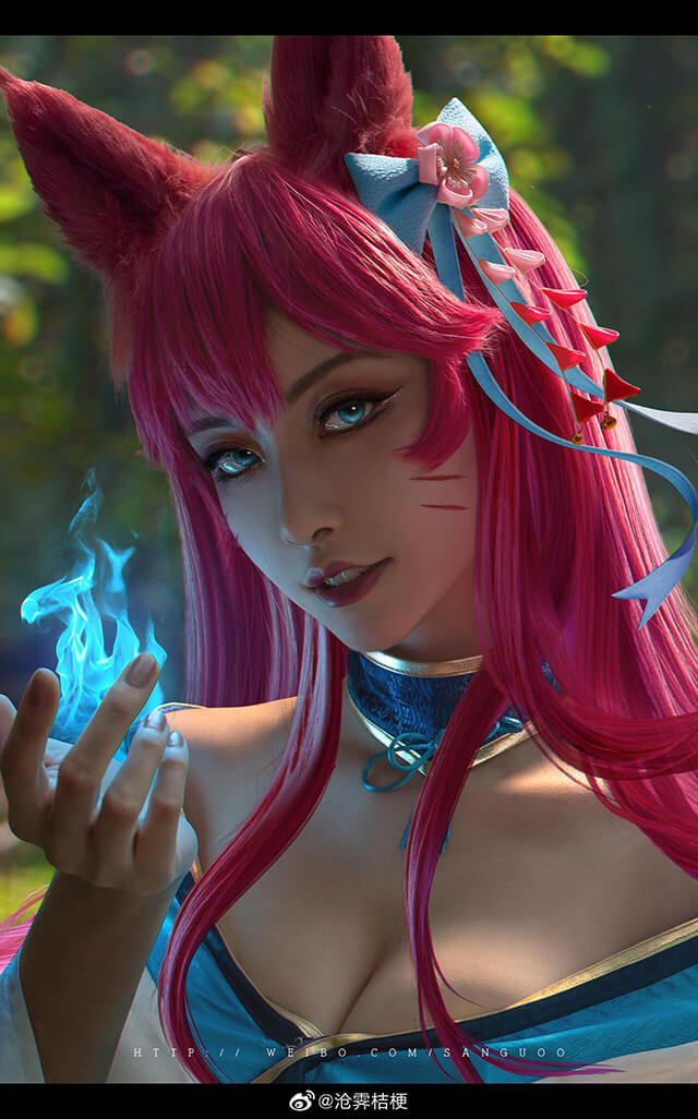 coser@沧霁桔梗在《英雄联盟》化身“灵魂莲华”阿狸