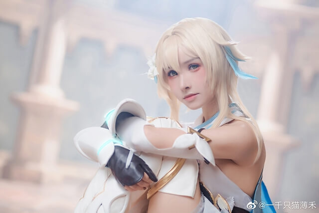 一千只猫薄禾cos作品 | 一千只猫薄禾在《原神》cos“Traveler”荧