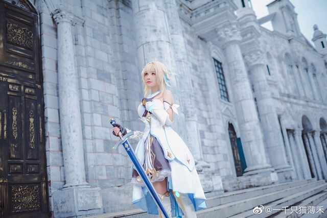 一千只猫薄禾cos作品 | 一千只猫薄禾在《原神》cos“Traveler”荧