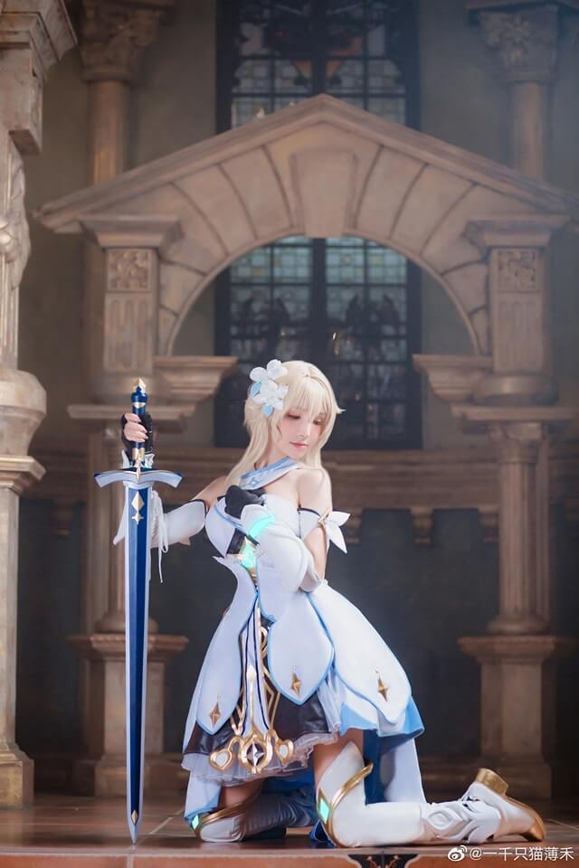 一千只猫薄禾cos作品 | 一千只猫薄禾在《原神》cos“Traveler”荧
