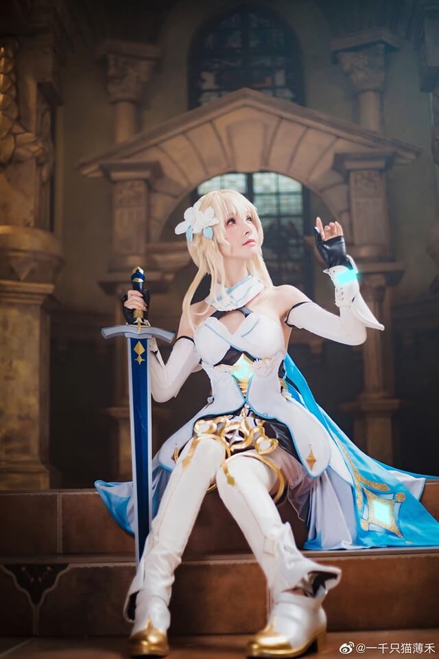 一千只猫薄禾cos作品 | 一千只猫薄禾在《原神》cos“Traveler”荧