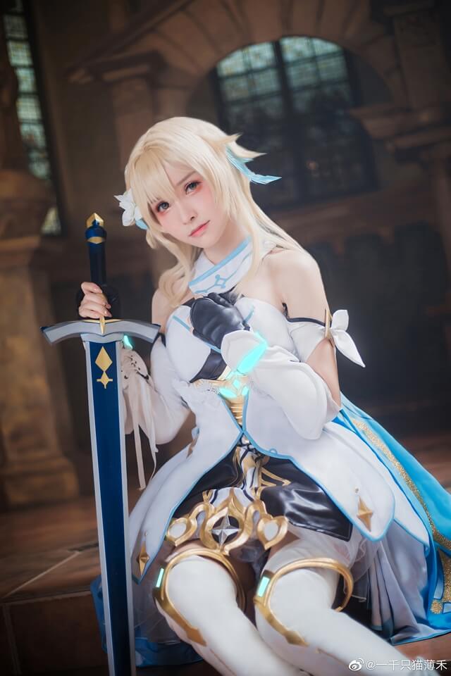 一千只猫薄禾cos作品 | 一千只猫薄禾在《原神》cos“Traveler”荧