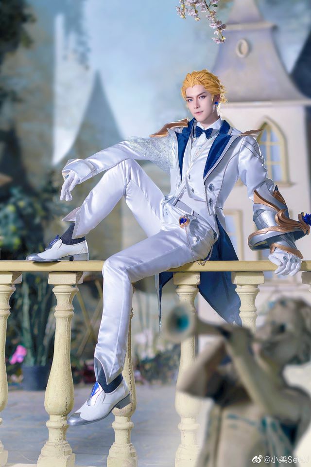 《英雄联盟》:小柔SeeU和W小小白W的“水晶玫瑰”情侣cosplay 《英雄联盟》:小柔SeeU和W小小白W的“水晶玫瑰”情侣cosplay