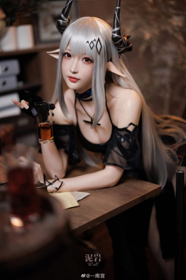 coser@南宫在《明日方舟》化身美丽动人的泥岩Mudrock coser@南宫在《明日方舟》化身美丽动人的泥岩Mudrock
