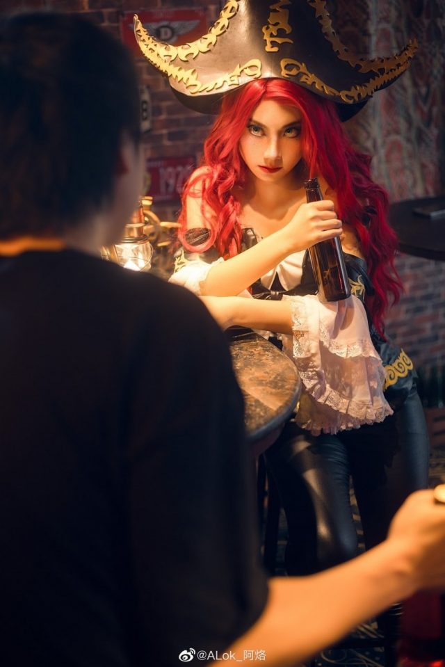 coser@ALok_阿烙在《英雄联盟》化身“赏金猎人”厄运小姐 coser@ALok_阿烙在《英雄联盟》化身“赏金猎人”厄运小姐