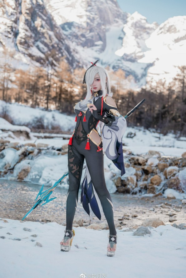 coser@如月灰在《原神》化身申鹤,性感迷人 coser@如月灰在《原神》化身申鹤,性感迷人