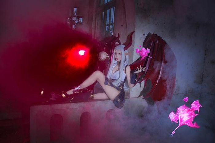 coser@Miu在《传说对决》中化身充满魔力的“黑暗女王” coser@Miu在《传说对决》中化身充满魔力的“黑暗女王”